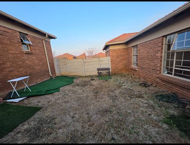3 BEDROOM FREESTANDING FOR SALE IN THATCH HILL ESTATE